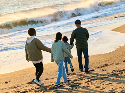 阿字ヶ浦海岸を散歩する家族